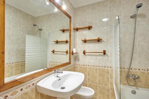 y baño con lavabo y ducha. en Lenas Apartments Pedro Lorca, en Torrevieja