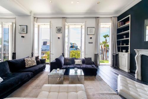 un salon avec un canapé et une table dans l'établissement Prestige & Comfort Facing the Palais des Festivals, à Cannes