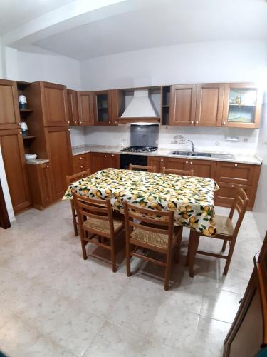 Dapur atau dapur kecil di La casa nel borgo, in a cozy charming village, 15 min to Beach, Small pets welcome