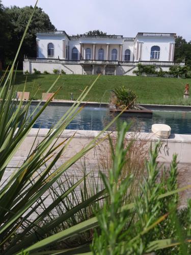 une maison avec une piscine devant dans l'établissement Chateau de Pourpry, à Damiatte