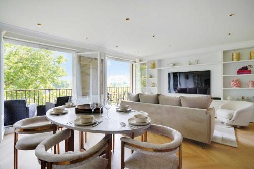 un salon avec une table et un canapé dans l'établissement Luxurious apartment - 2BR- 6P Eiffel Tower view, à Paris