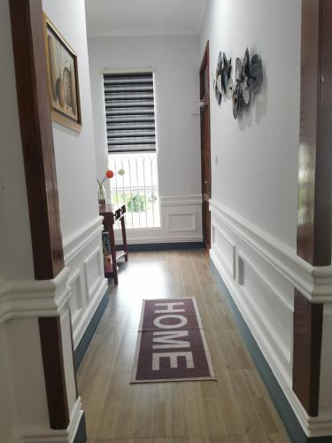 een gang met een tapijt met het woord ego erop bij Nakupenda Afrika near JNIA Airport 