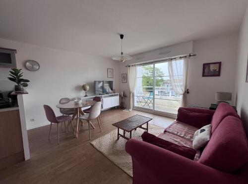 un salon avec un canapé et une table dans l'établissement Bel appartement près de Vannes - Golfe du Morbihan, à Séné