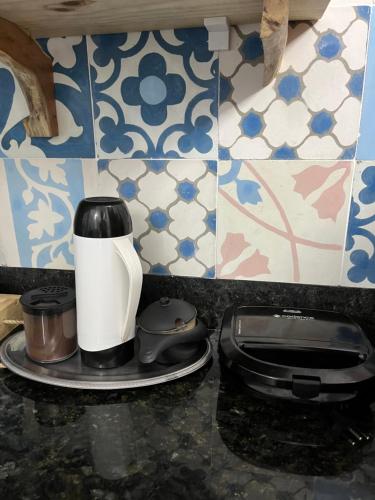 a coffee maker on a counter in a kitchen at CASINHA FLOR, vila florescer, centro histórico! in Piranhas