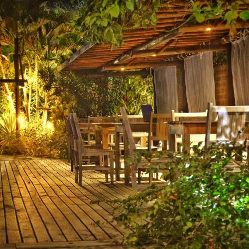 Taman di luar Pousada Vila Dendê