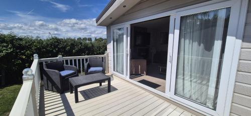 Balkón nebo terasa v ubytování 3 Bedroom caravan St osyth beach holiday park with free WiFi and parking