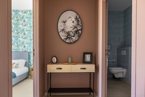 baño con mesa y espejo en la pared en Le Domaine de la Haye - Gîtes, en Saint-Christophe-du-Bois