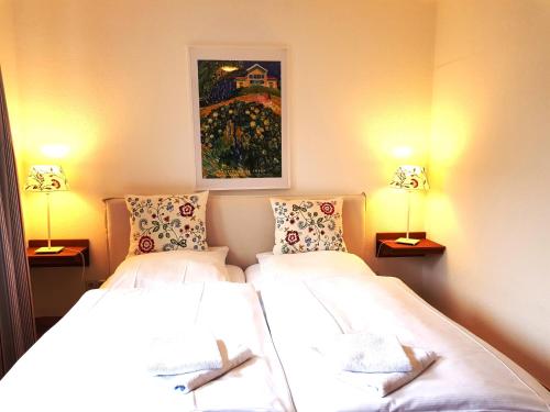 two beds in a small room with two lamps at Ferienwohnung 105 Haus Katharina mit Balkon in Lauterbach
