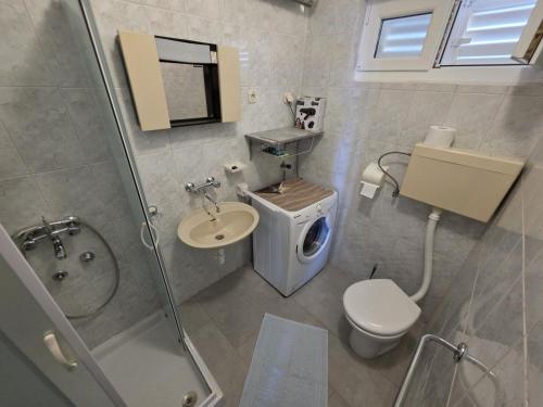 Koupelna v ubytování LEO APT NV - Apartment for 6-7 persons with balcony