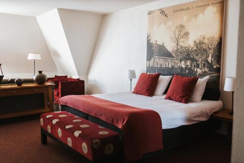 ドウィンゲロープにあるHotel Wesselingのベッドルーム1室(大型ベッド1台、赤い枕付)