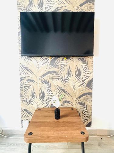 une table basse en bois devant un mur dans l'établissement Studio Champs Elysées Ponthieu, à Paris