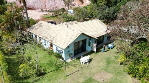an aerial view of a house with two sheep in the yard at VILA ACONCHEGO AZUL- casa 1 in Aracê