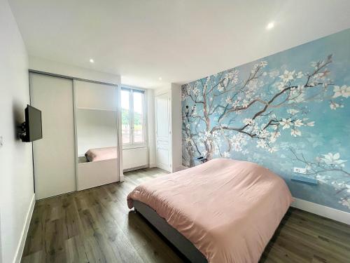 een slaapkamer met een groot schilderij aan de muur bij Le VIP in Vienne