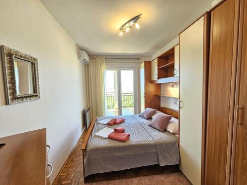 Voodi või voodid majutusasutuse LEO ROOM 1 NV - Room for 2 persons with bathroom and balcony (no kitchen) toas