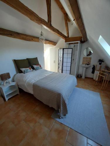 - une chambre avec un grand lit et un tapis bleu dans l'établissement Maison campagne proche Disney au calme, à Saint-Cyr-sur-Morin