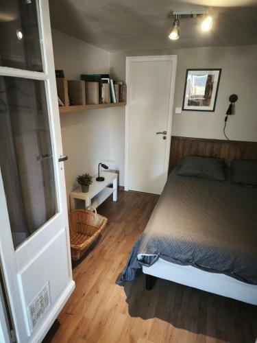 - une chambre avec un lit et une porte blanche dans l'établissement T1 Calme Séjour Pro et Détente, à Aurillac