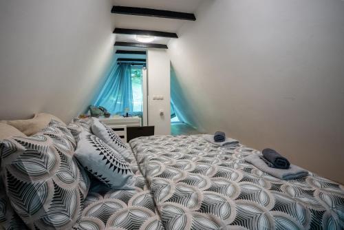 Ένα ή περισσότερα κρεβάτια σε δωμάτιο στο Cozy Love Nest
