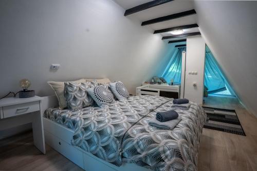 Ένα ή περισσότερα κρεβάτια σε δωμάτιο στο Cozy Love Nest