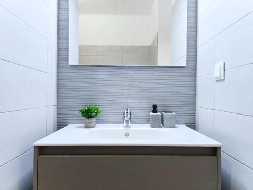 ein Badezimmer mit Waschbecken und Spiegel in der Unterkunft APT QUINTA PARAÍSO - Swimming Pool & Garden in Carvoeiro