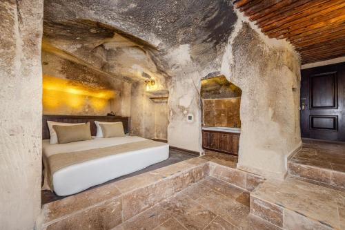 Postel nebo postele na pokoji v ubytování ARIEN CAVE Hotel