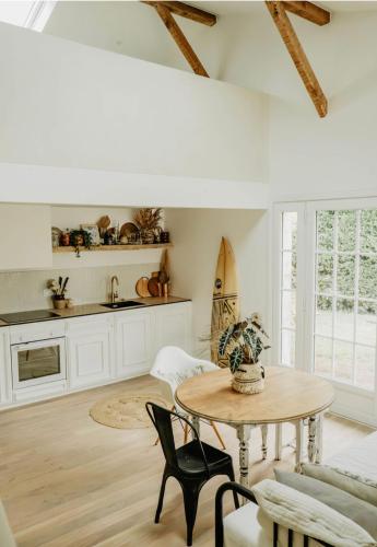 a kitchen with a table and chairs in a room at LaChillmaisonnette in Labenne