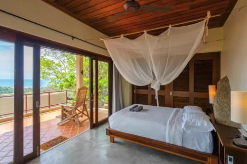 ein Schlafzimmer mit einem Bett und einem Balkon in der Unterkunft Hill Top Retreat by Sea Dance Resort in Koh Samui 