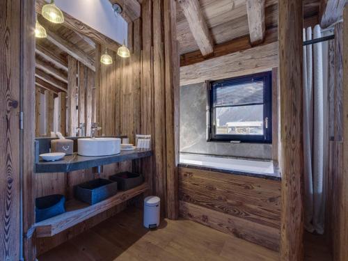 drewniana łazienka z umywalką i oknem w obiekcie Appartement de luxe avec jacuzzi, terrasse et cheminée - 10 personnes - FR-1-567-97 w mieście Val dʼIsère