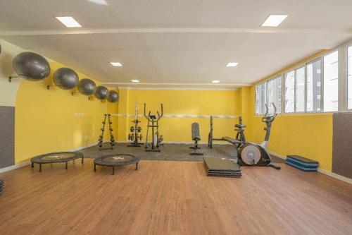 a gym with several exercise equipment in a room at Edifício Forte dos Lagos in Toledo