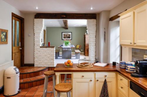 Kuchyň nebo kuchyňský kout v ubytování Honeybridge House
