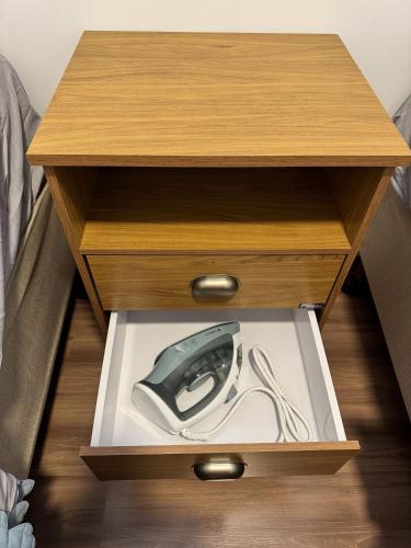 a wooden drawer with a computer mouse in it at Edifício Forte dos Lagos in Toledo