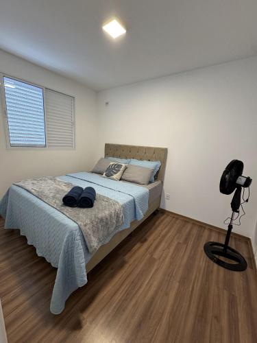 a bedroom with a bed and a lamp in it at Edifício Forte dos Lagos in Toledo