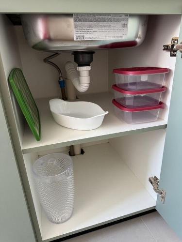 a kitchen shelf with a sink and some dishes at Edifício Forte dos Lagos in Toledo