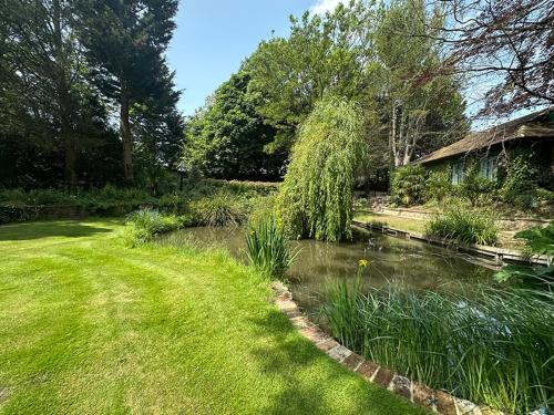 チズルハーストにあるForest 2BR Apt gated free Parking 2 acres Gardenの庭中池庭園