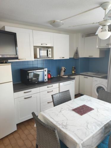 T2 sur le port de plaisance de Gruissan