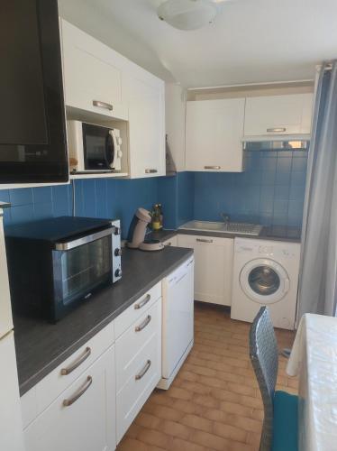 Photo de la galerie de l'établissement T2 sur le port de plaisance de Gruissan, à Gruissan