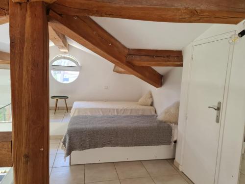 Ένα ή περισσότερα κρεβάτια σε δωμάτιο στο Appartement Les pieds dans l eau