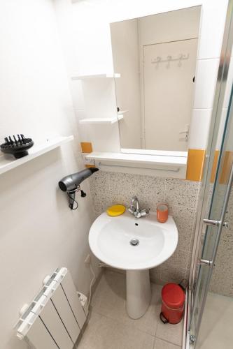 a bathroom with a sink and a mirror at Retro Pop in Angers