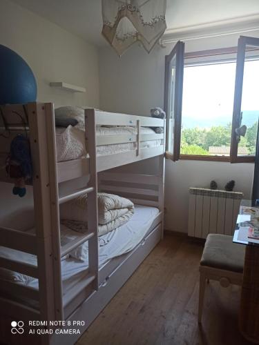 une chambre avec deux lits superposés et une fenêtre dans l'établissement Vue Esterel, Piscine privée, plein sud, à Les Adrets-de-l'Estérel