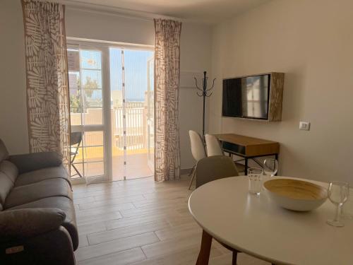 TV a/nebo společenská místnost v ubytování Bungalows Sonneland Maspalomas Canary Islands