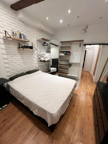 une chambre avec un grand lit blanc dans une pièce dans l'établissement Appartement T3 avec jardin, à Toulon