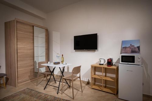a kitchen and dining room with a table and a microwave at Sofia Rooms in Castellammare del Golfo