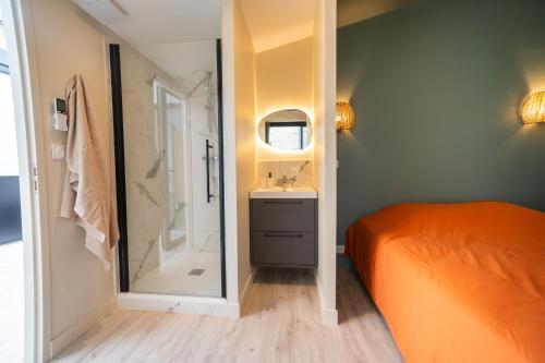 La salle de bains est pourvue d'un lit, d'un lavabo et d'une douche. dans l'établissement Magnifique appartement avec terrasse, à Bordeaux