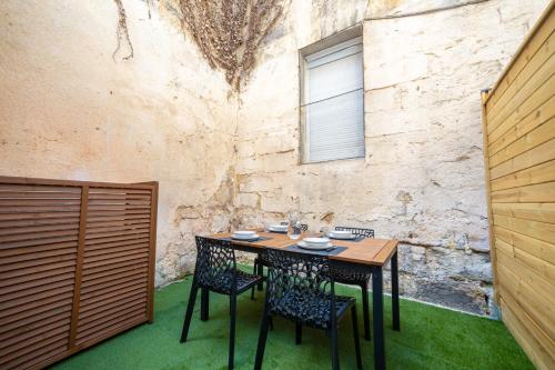 une salle à manger avec une table et deux chaises dans l'établissement Magnifique appartement avec terrasse, à Bordeaux