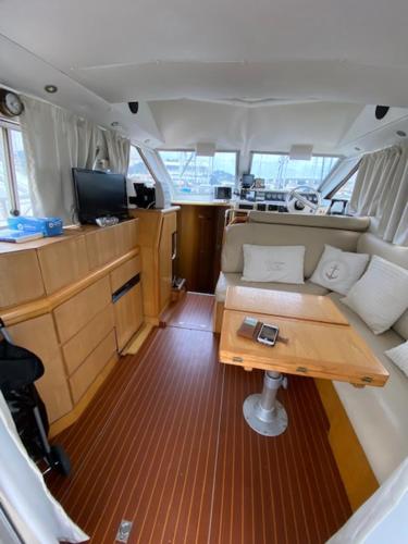 een uitzicht op de binnenkant van een boot met een tafel bij une place au soleil in Cannes