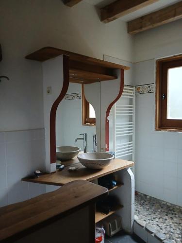 une salle de bain avec deux lavabos sur un comptoir dans l'établissement Grande maison écologique, à Rousset-les-Vignes