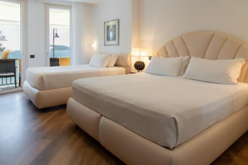 a hotel room with two beds and a couch at Hotel Florida Lerici in Lerici
