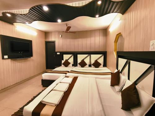 TV a/nebo společenská místnost v ubytování Hotel Pardesi,Har ki pauri Road Haridwar