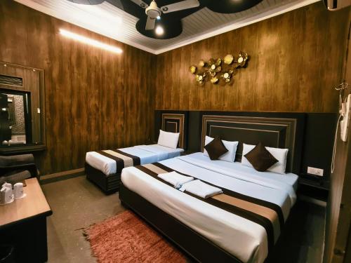 Postel nebo postele na pokoji v ubytování Hotel Pardesi,Har ki pauri Road Haridwar