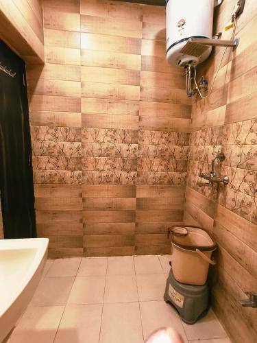 a bathroom with a tub and a toilet and a sink at Hotel Pardesi,Har ki pauri Road Haridwar in Haridwār