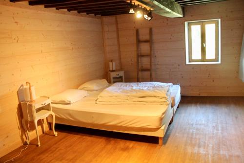 une chambre avec un lit dans une pièce en bois dans l'établissement Gîte des vergnioux, à Ayat-sur-Sioule